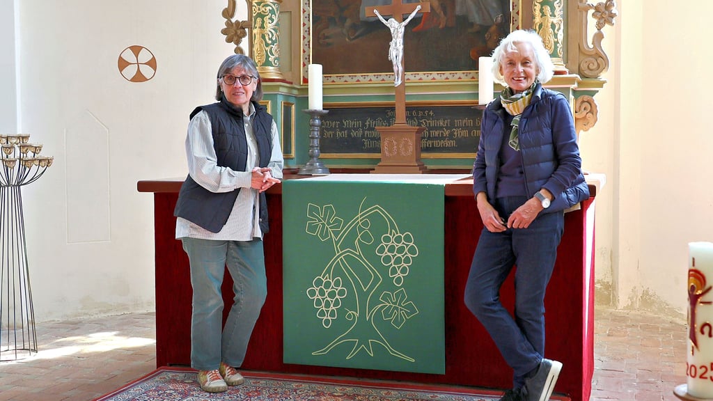 Paramentikerin Gudrun Willenbockel (links) hat in der Kirche in Nitzow zusammen mit Rita Spanner den neuen handgestickten Altarbehang angebracht. Kirchentextilien werden über Jahrzehnte genutzt.