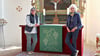 Paramentikerin Gudrun Willenbockel (links) hat in der Kirche in Nitzow zusammen mit Rita Spanner den neuen handgestickten Altarbehang angebracht. Kirchentextilien werden über Jahrzehnte genutzt.
