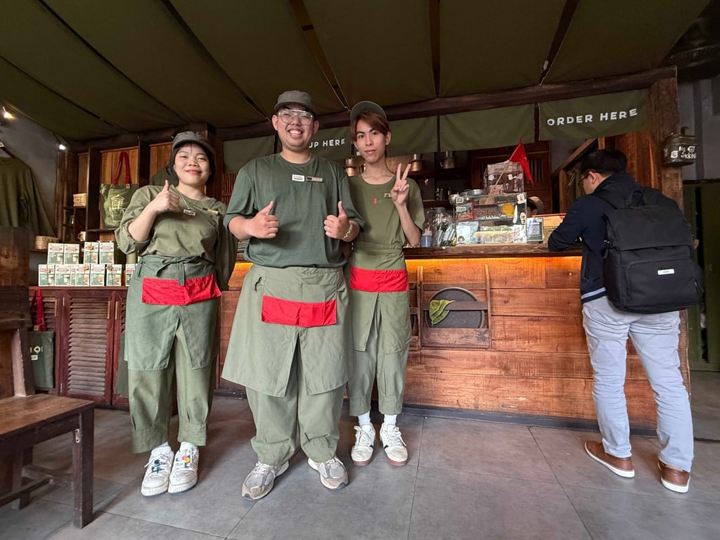 Duc Anh Lee (Mitte) und seine Mitarbeiter sind stolz, im Cong Caphe zu arbeiten.
