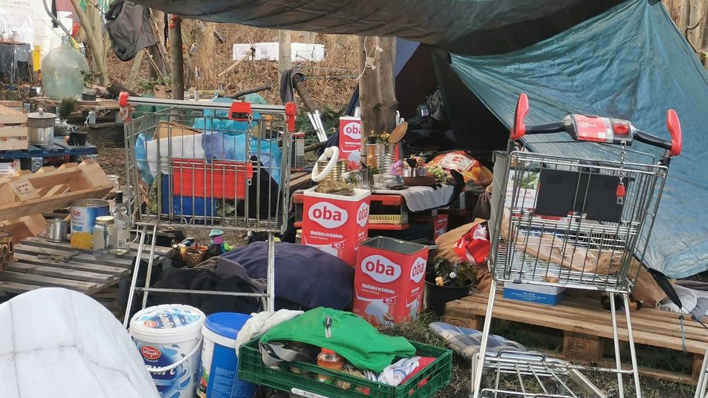 Dieses Bild gehört der Vergangenheit an. Das Lager der Obdachlosen am Mühlenweg in Halberstadt wurde inzwischen geräumt.