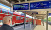 Der Bahnhof in Burg ist mit neuen Fahrgastinformationstafeln ausgestattet worden, sogenannte Zuginformationsmonitore.