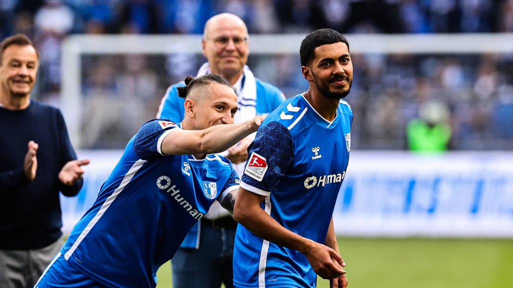 FCM-Star Baris Atik scherzt mit Tarek Chahed nach dessen Zweitliga-Comeback gegen Fortuna Düsseldorf.