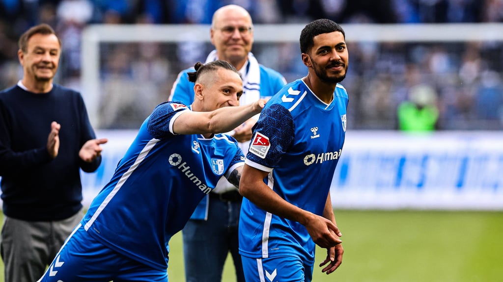 FCM-Star Baris Atik scherzt mit Tarek Chahed nach dessen Zweitliga-Comeback gegen Fortuna Düsseldorf.