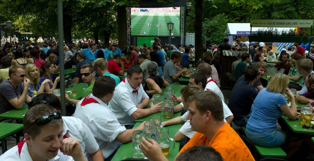 Das Pokalfinale darf in Berlin im Freien geschaut werden.