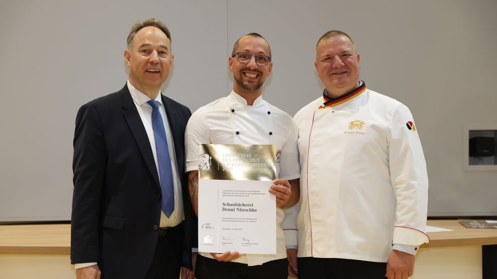 Übergabe des Bäcker-Ehrenpreises an Denni Nitzschke (M.) durch den Bäcker-Präsidenten Roland Ermer (r.) und Hauptgeschäftsführer Friedemann Berg