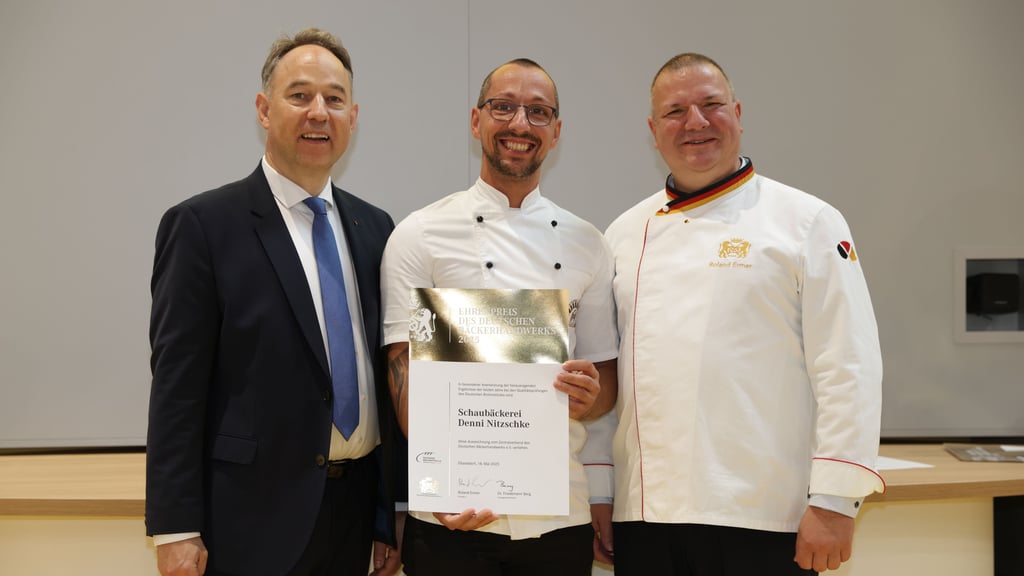 Übergabe des Bäcker-Ehrenpreises an Denni Nitzschke (M.) durch den Bäcker-Präsidenten Roland Ermer (r.) und Hauptgeschäftsführer Friedemann Berg
