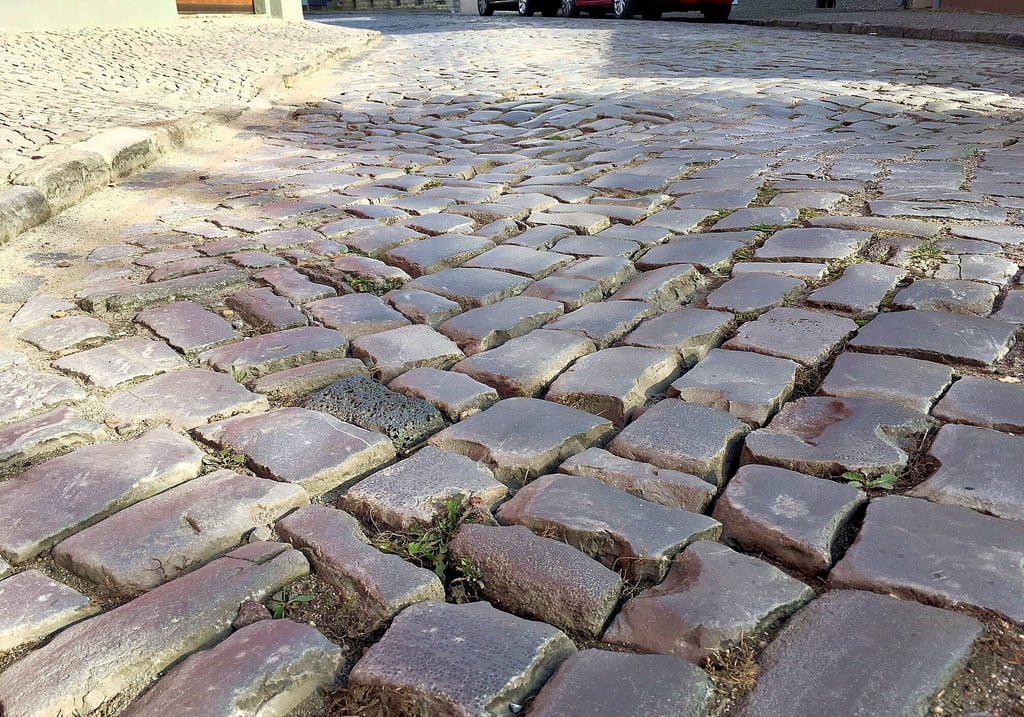 Obwohl in keinem guten Zustand, wird die Sonnenstraße viel – zum Teil auch von großen Fahrzeugen – genutzt.