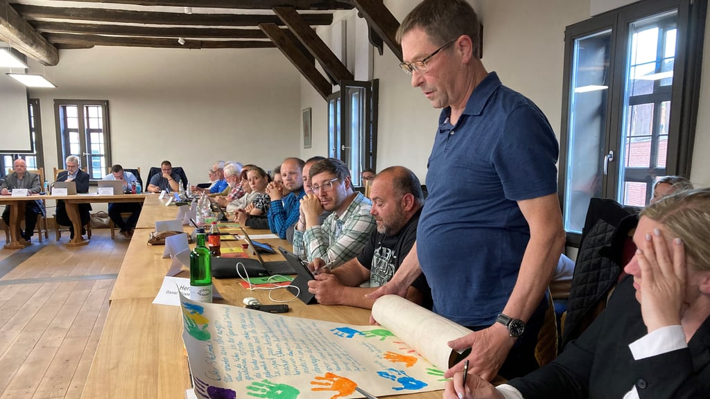 "Lieber Stadrad ...": Der Rohrsheimer Ortsbürgermeister Hans-Jörg Gifhorn (WG Rohrsheim) verlas eingangs der sehr emotional geführten Einwohnerfragestunde einen Brief der Rohrsheimer Kita-Kinder an die Stadträte. Darin bitten die Rohrspatzen, dass keine Kita im Stadtgebit geschlossen wird.