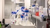 Tüffteln im Labor: Die Chemie- und Pharmaindustrie gibt so viel für Forschung aus wie nie zuvor (Archivbild)