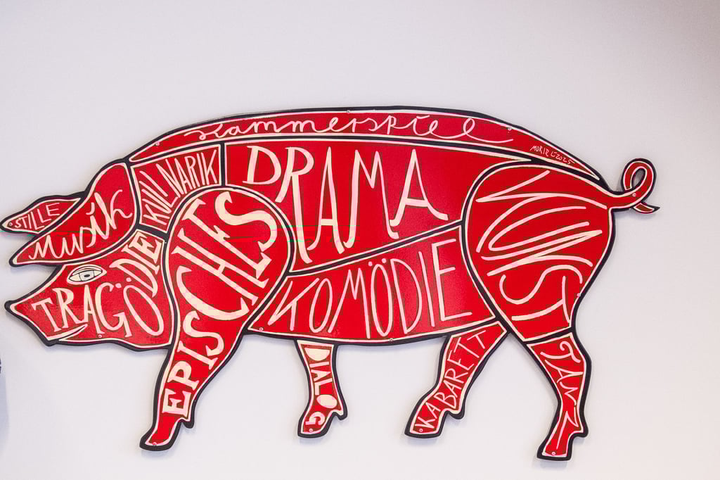 Schwein gehabt! Das gilt fürs Theater Naumburg, das vom Künstler Moritz Götze ein Theater-Schwein erhielt. Das gilt aber nicht für diejenigen, die kurzfristige Online-Tickets für die Vorstellung in der neuen Spieltstätte im "Alten Schlachthof" kaufen wollen.