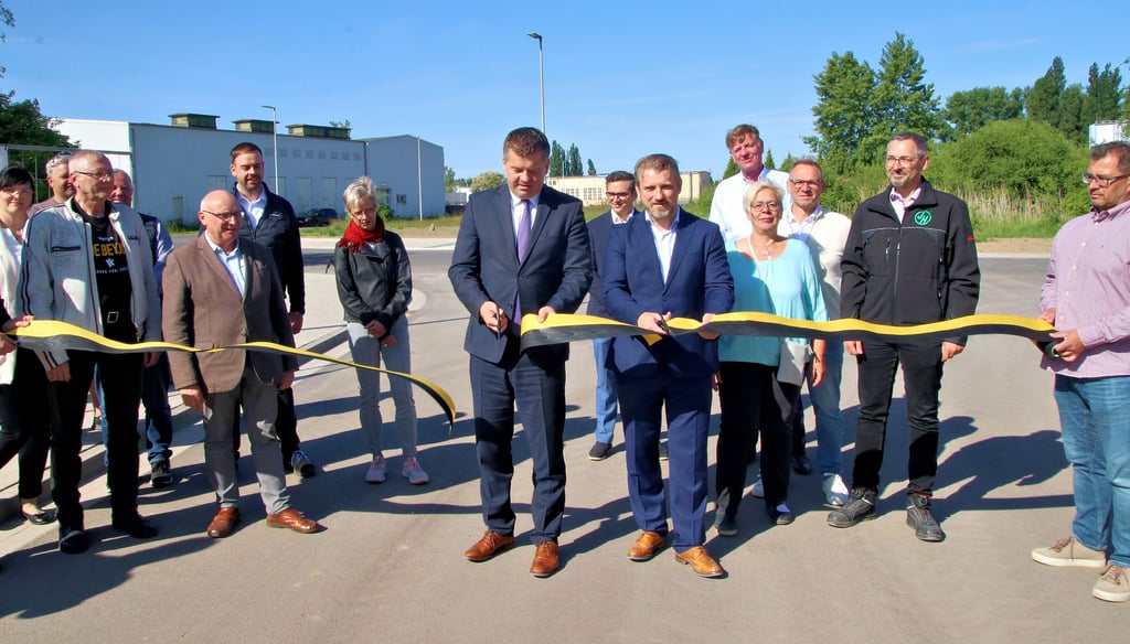 Wirtschaftsminister Sven Schulze (l.) und Bürgermeister Sven Hause zerschneiden offiziell das Band bei der Eröffnung der Ringstraße in Calbe.