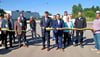 Wirtschaftsminister Sven Schulze (l.) und Bürgermeister Sven Hause zerschneiden offiziell das Band bei der Eröffnung der Ringstraße in Calbe. 