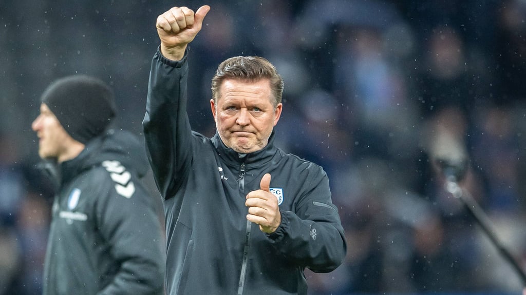 Christian Titz bedankt sich hier bei den Fans des 1. FC Magdeburg für die Unterstützung.