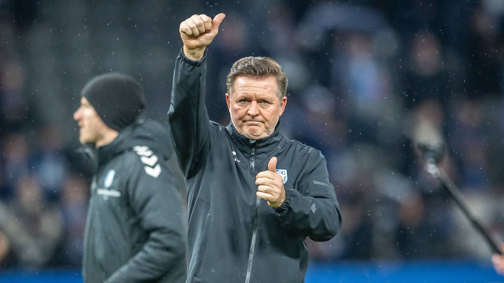 Christian Titz bedankt sich hier bei den Fans des 1. FC Magdeburg für die Unterstützung.