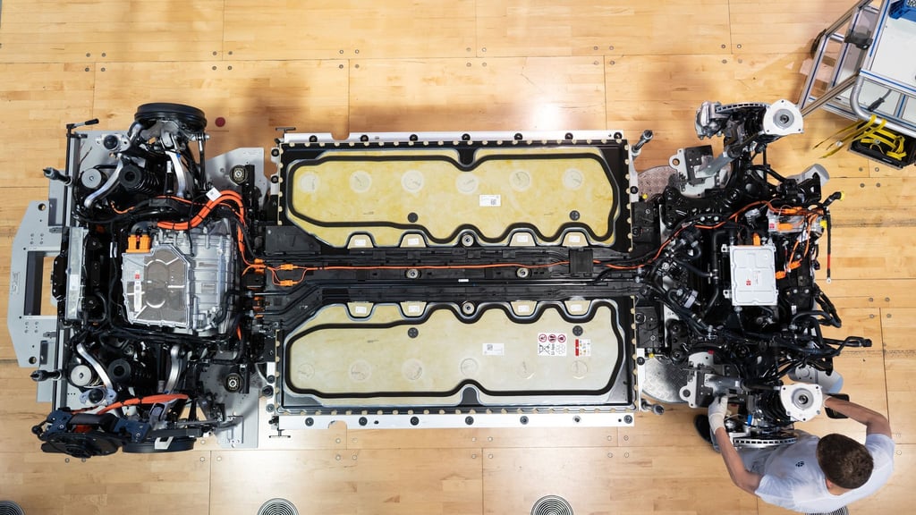 Elektroauto in der Herstellung. Die braucht in der Regel - vor allem wegen der Batterie - mehr CO2 als bei einem Verbrenner, im Betrieb wird das aber mehr als ausgeglichen. (Archivbild)