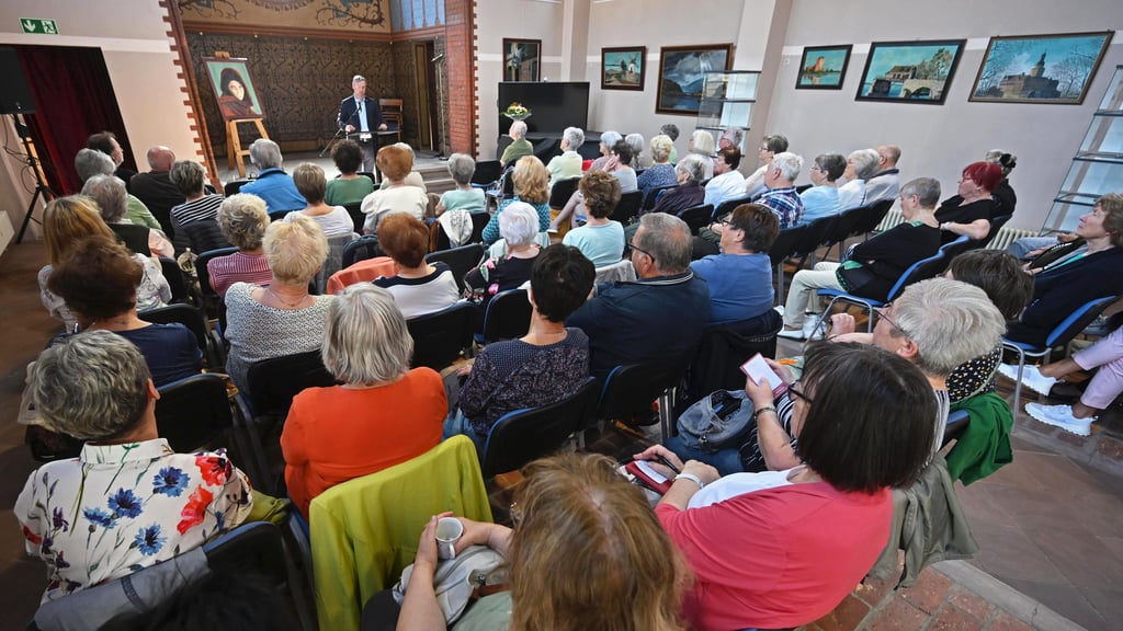 Ascherslebens OB Steffen Amme bei Route 60+ in der Bibliothek.