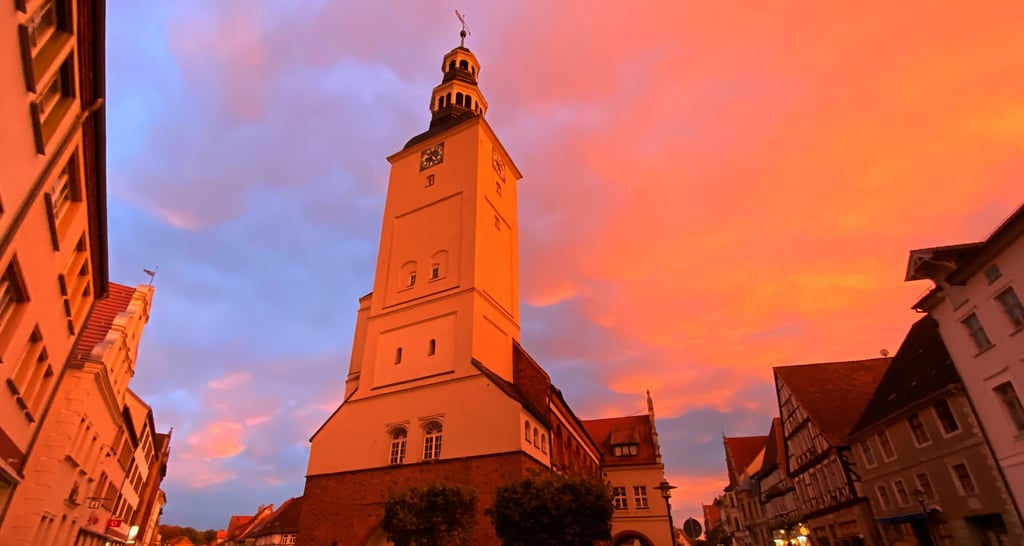 Das Gardelegener Rathaus im Fokus. Dort wird aktuell beraten, gekürzt, verworfen und gespart. Denn sparen muss die Stadt Gardelegen.