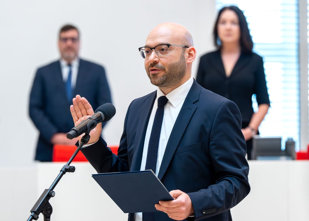 „So wahr mir Gott helfe“ - der neue Innenminister René Wilke (parteilos) verwendete bei seiner Vereidigung im Landtag auch die Gottesformel.