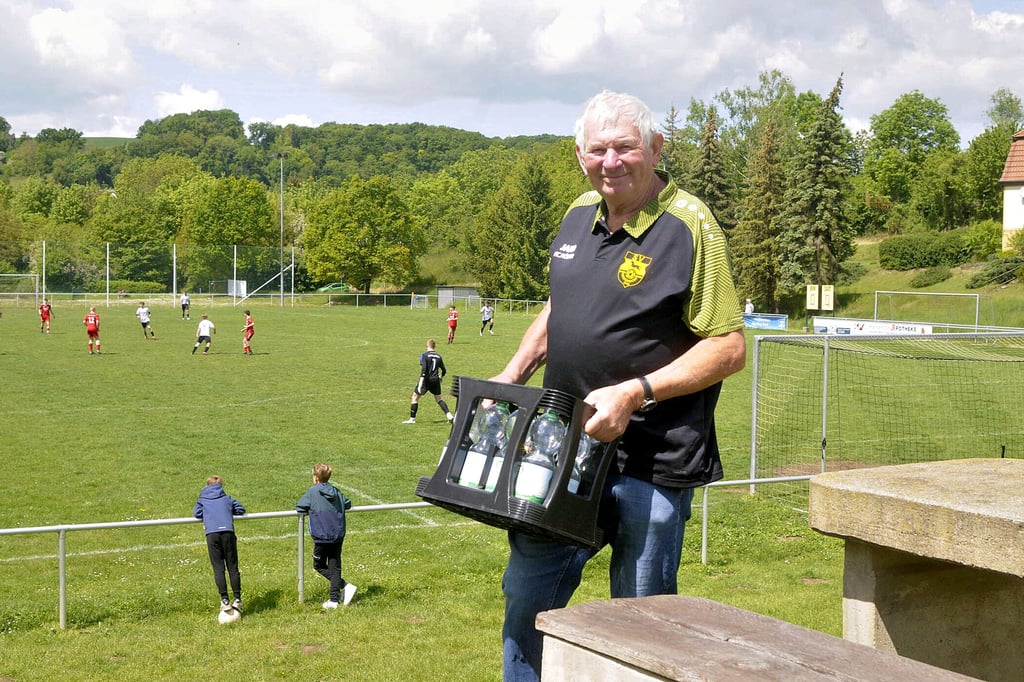 Abgesehen von der Rasenpflege kümmert sich Arpad Horvath auf dem Mertendorfer Sportplatzgelände eigentlich um alles: vom Platzbau über Reparaturen bis zur Imbissversorgung.