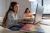 Mädchen beim Online-Lernen: Die Schüler-ID könnte künftig eine persönlichen Account ähnliche zielgruppenspezifische Lernsoftware freischalten.