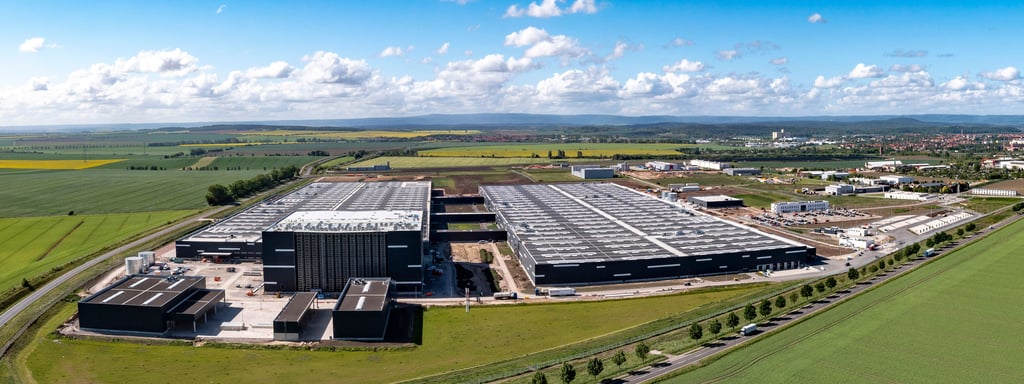 Blick von oben auf das neue Global Parts Center von Daimler Truck in Halberstadt.