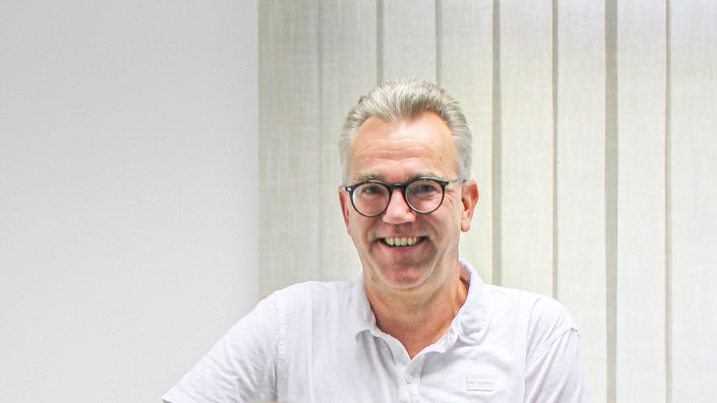 Dr. Jörg Schulze setzt in seiner Praxisgemeinschaft in Jerichow auf einen KI-Telefonassistent, der Anrufe der Patienten entgegennimmt.