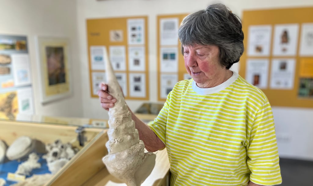 Elisabeth Kuster-Wendenburg präsentiert eine Riesenturmschnecke.