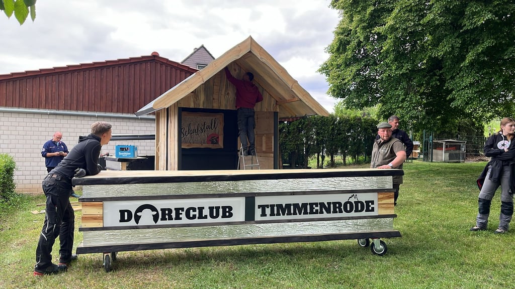 Die selbst gebaute Theke des Dorfclubs Timmenrode feiert zum Dorffest ihre Premiere.