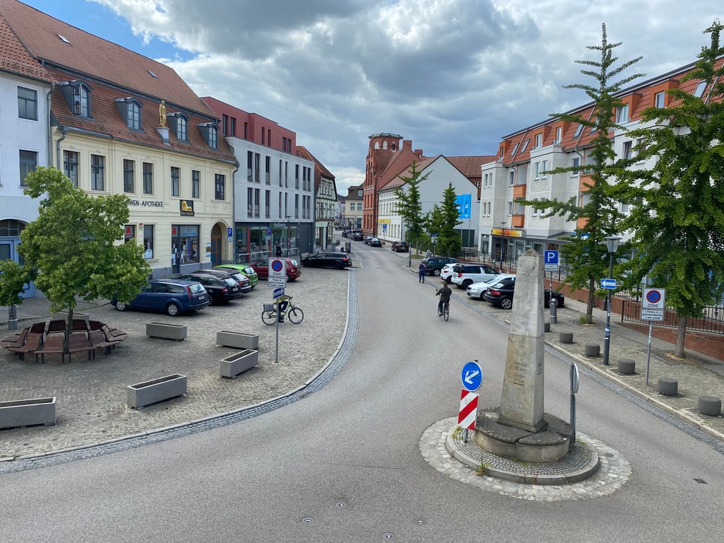 Im Bereich Am Markt in der Burger Innenstadt soll der Mann mit dem Gewehr aufgetreten sein.
