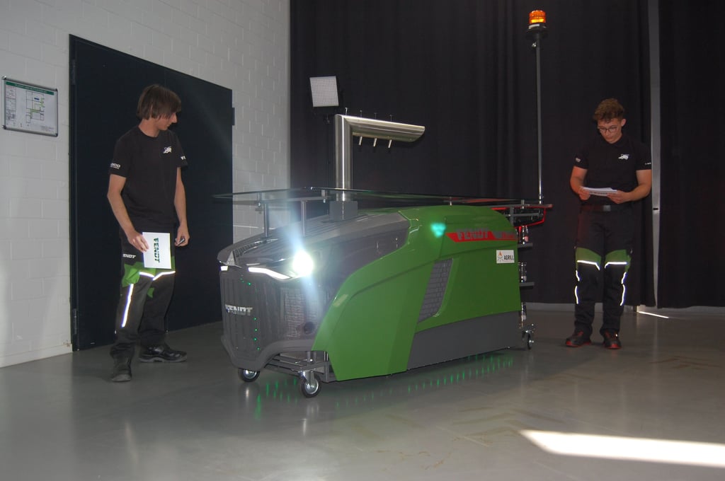Danny Hentschel (l.) und Yannik Richter haben eine mobile Zapfanlage in Fendt-Optik gebaut.
