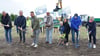 Spatenstich fürs Stadion: Dirk Hummelt (v.l.), Axel Gehlhaar, Felix Zietmann, Matrin stichnoth, Nevio Bischoff, Tamara Zieschang, Martin Westphal, Marlies Cassuhn.