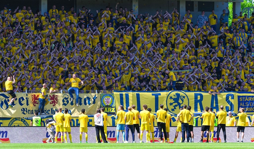 Angespannte Situation: Spieler und Fans von Eintracht Braunschweig.