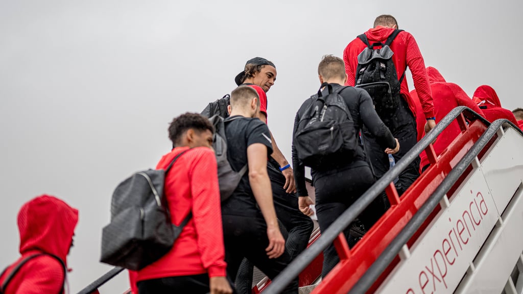 Ab in den Flieger: Das RB-Team 2022 am Flughafen von Madrid.
