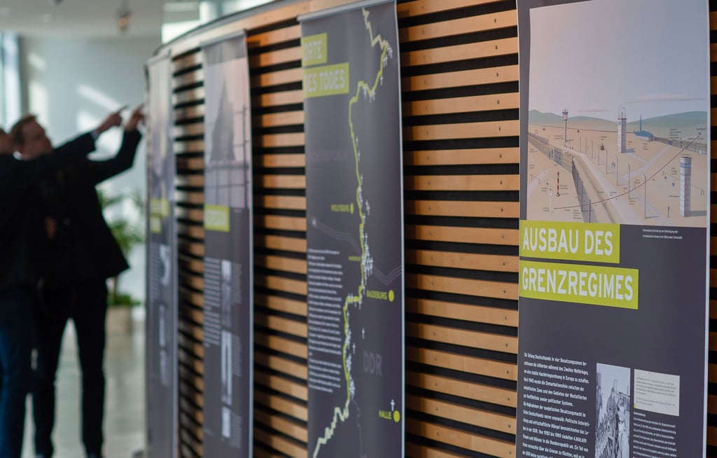 Die Wanderausstellung „An der Grenze erschossen. Erinnerung an die Todesopfer des DDR-Grenzregimes in Sachsen-Anhalt“ ist bald auf dem Brocken zu sehen. (Archivbild)