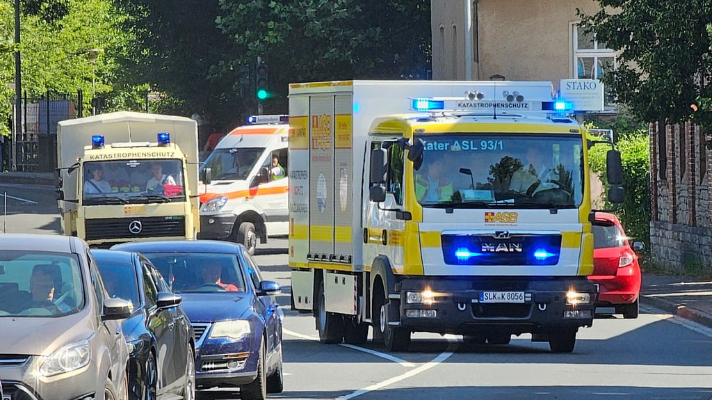 Der Ascherslebener Katastrophenschutzzug auf dem Weg zu einem Einsatz in Könnern. Die Katastrophenschützer im Salzlandkreis sind technisch und personell gut ausgestattet.