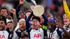 Kapitän Heung-Min Son bejubelt seine erste Trophäe mit Tottenham Hotspur.