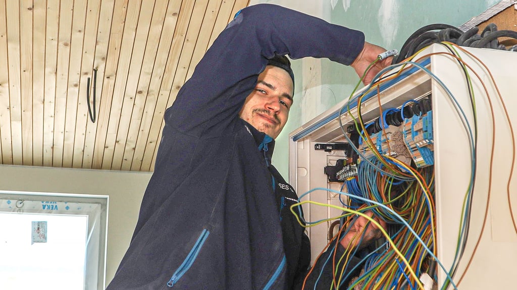 Die Arbeiten an der Ecole-Maternelle in Barleben liegen in den letzten Zügen. Elektriker Philipp Möhring stellt die letzten Anschlüsse im Stromverteiler des Obergeschosses her.