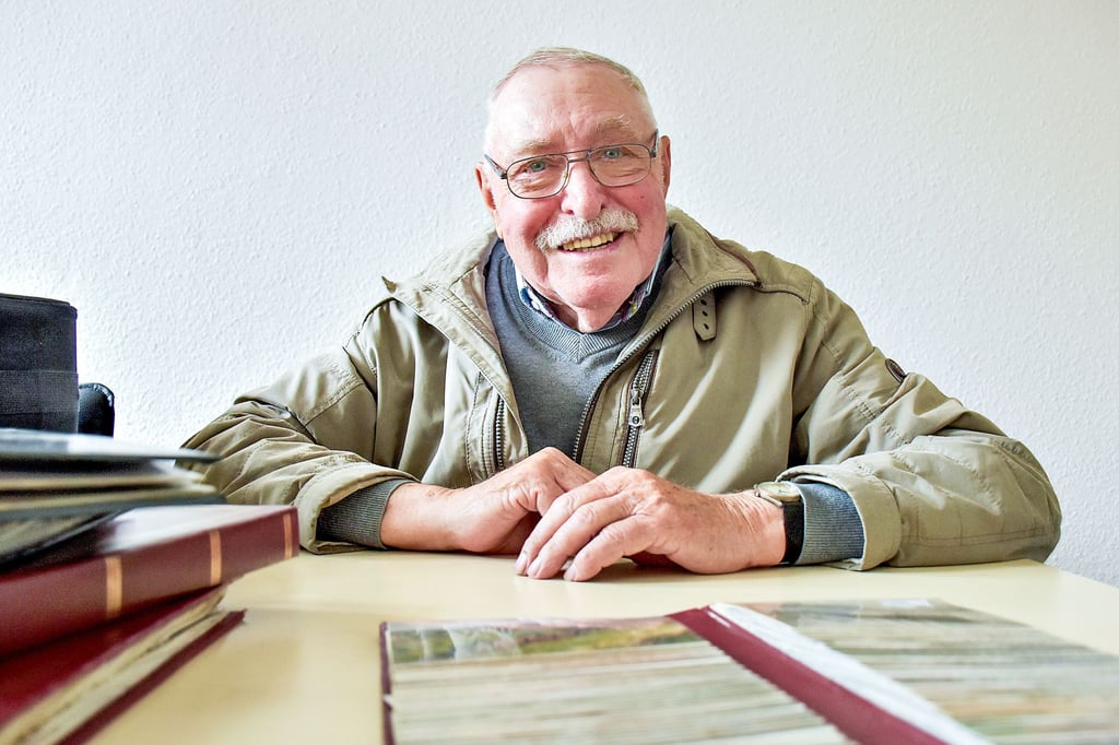 Stolz präsentiert Winfried Schmidt aus Unterschwöditz seine vielen, vielen Fotos von Eisenbahnen.