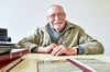 Stolz präsentiert Winfried Schmidt aus Unterschwöditz seine vielen, vielen Fotos von Eisenbahnen.