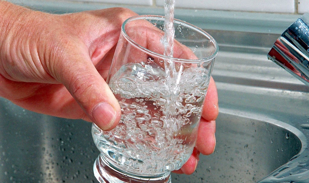 Trinkwasser fließt in ein Glas unter einem Wasserhahn. In Salzwedel ist es wohl frei von 20 getesteten PFAS.