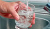 Trinkwasser fließt in ein Glas unter einem Wasserhahn. In Salzwedel ist es wohl frei von 20  getesteten PFAS. 
