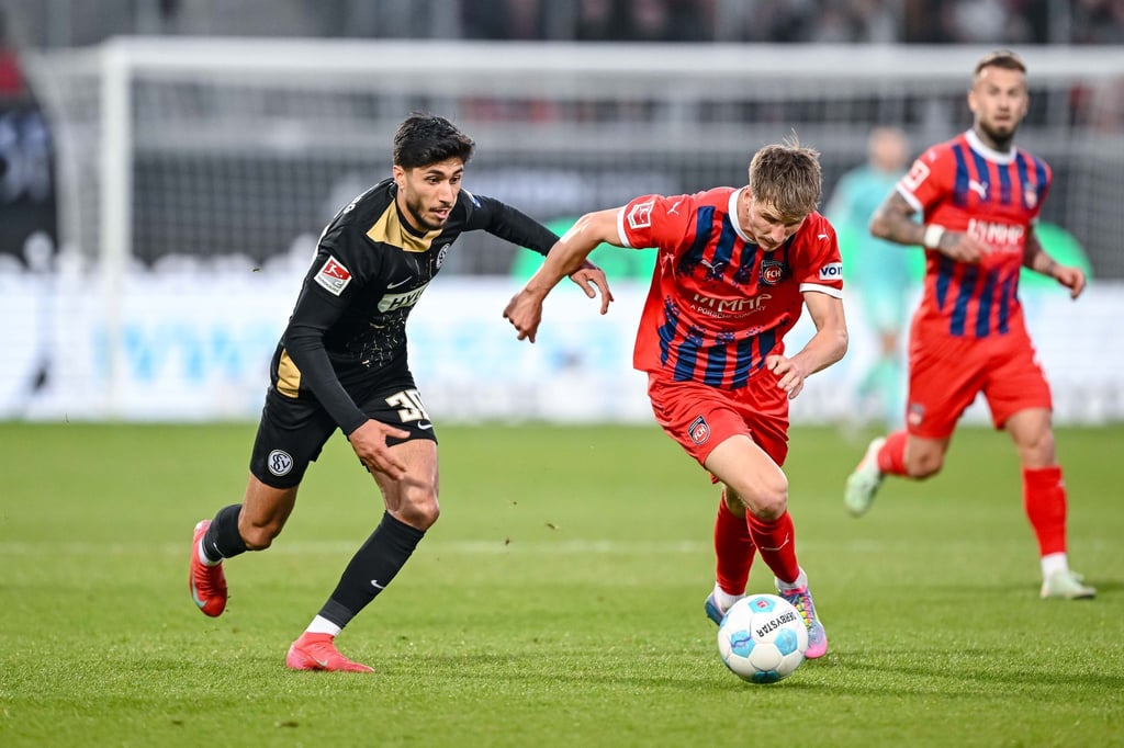 Elversbergs Muhammed Damar (l.) im Duell mit Heidenheims Jan Schöppner.