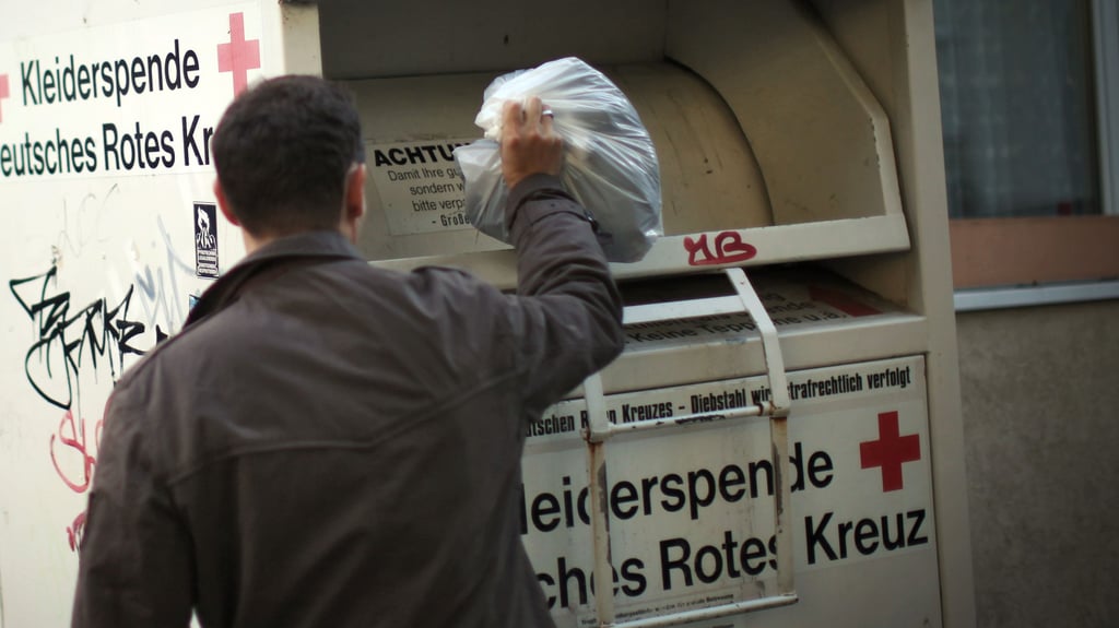 In den Altkleider-Containern landet mittlerweile immer mehr Müll.