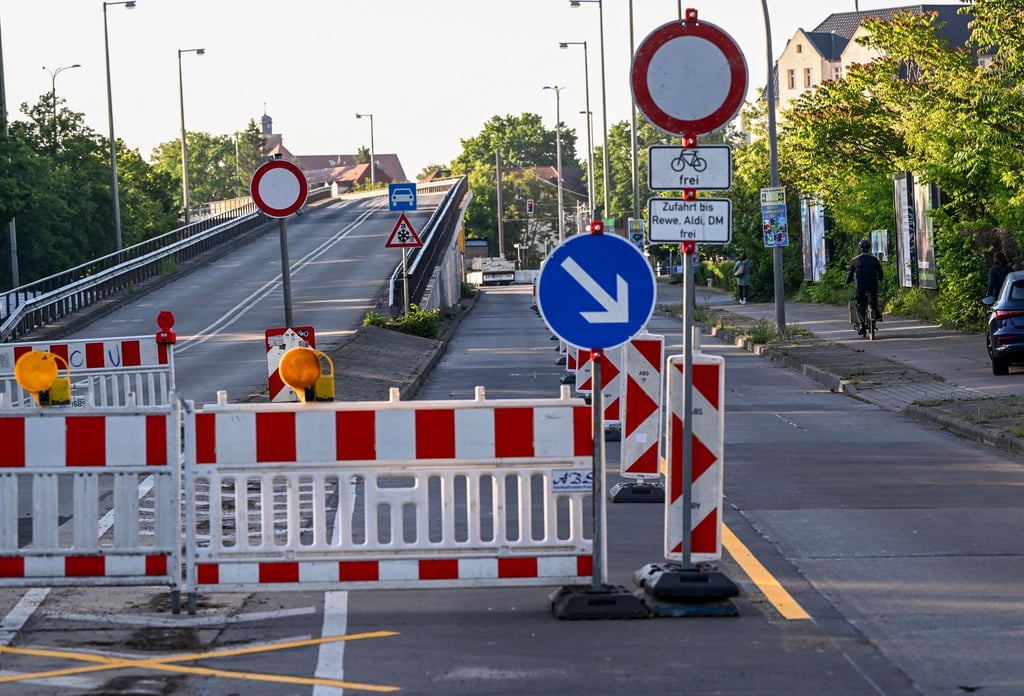 Die Sperrung der Brücke an der Wuhlheide hat große Verkehrsprobleme zur Folge .