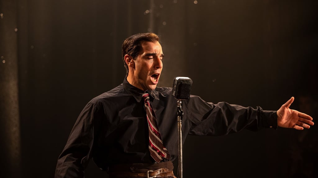 Tahar Rahim als Charles Aznavour in der Filmbiografie „Monsieur Aznavour“.