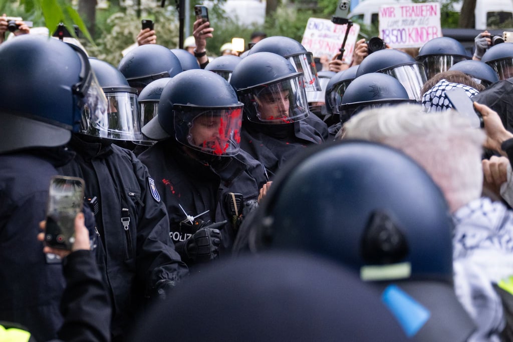 Bbei einer Propalästinensischen Demonstrationen war ein Polizeibeamter schwer verletzt worden. (Archivbild)