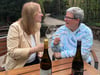 Im Restaurant Hoflieferant in Magdeburg hat die Weingärtnerei Lassak einen neuen Platz gefunden. Josephine Clemens, Inhaberin des Hoflieferanten (links) und Weinhändlerin Karin Lassak testen schon einmal einen Weißwein.