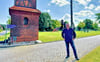 Bürgermeister Torsten Seelig vor dem Glockenturm in Uthausen: Hinter ihm liegt die Sonnenwiese, die im kommenden Jahr  für rund 575.000 Euro zur modernen Spiel- und Begegnungsfläche umgestaltet werden soll.