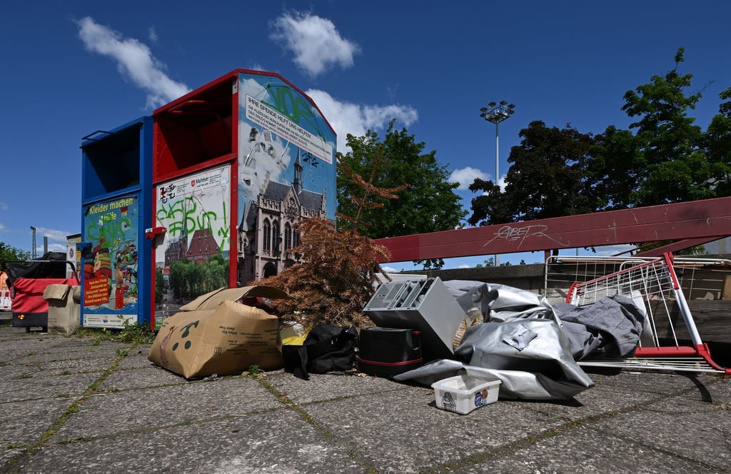 Ein Problem nicht nur in Erfurt: An Sammel-Containern für Altkleider wird auch immer wieder illegal Müll abgelegt.