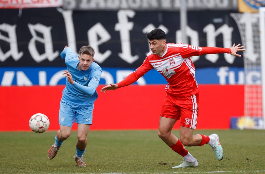 Julien Damelang (l.) und Burim Halili sind in der kommenden Saison Teamkollegen beim Halleschen FC.